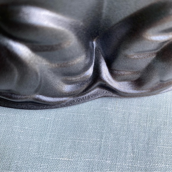 Nordic Ware 10 cup Violet bundt cake pan - Picture 7 of 7